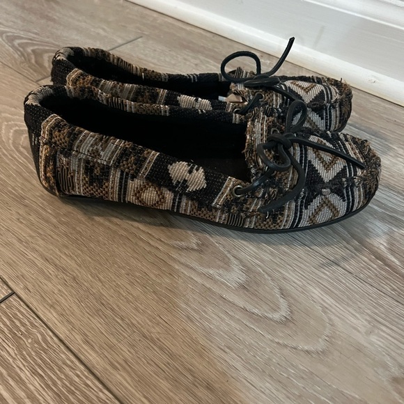 Minnetonka Aztec Print Black & Brown Moccasins 6.5 - Picture 6 of 10